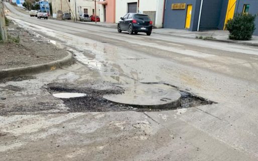 Un bache rompe neumáticos al lado del Centro de Emisión de Licencias de Conducir