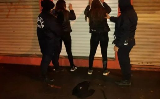 Sorprendieron a dos adolescentes mujeres con una barreta y tres cuchillos
