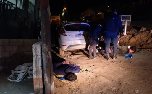 Amenazó a su mujer y escapó pero chocó a un patrullero