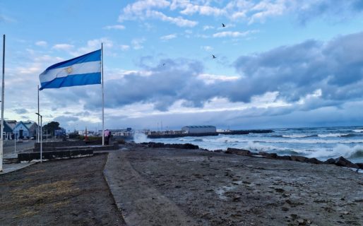 Fuerte marejada sobre avenida Yrigoyen y Ducós