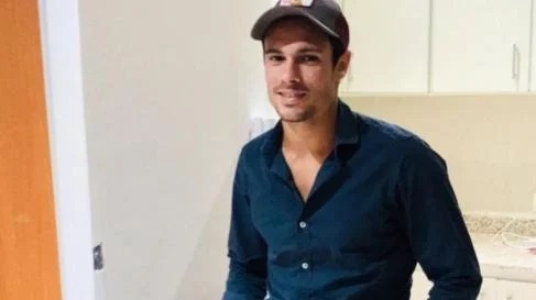 Quiso hacer una broma y mató de un disparo a un amigo del hijo