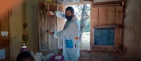 Con el aula al hombro: la historia del profesor itinerante que recorre el país dando clases
