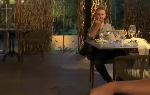 Video: una moza echó a un hombre por un ataque racista y ahora recibió una gran recompensa