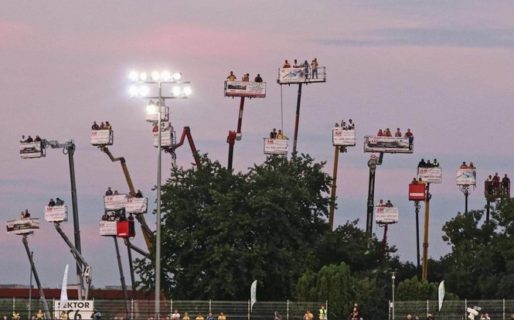 Alquilaron 18 grúas para poder ver a su equipo