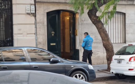 Encuentran un cadáver desnudo y con puñaladas en unas escaleras de un edificio