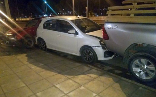 Escapó de la policía y chocó con su auto varios vehículos