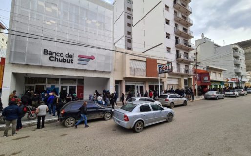 Largas colas para cobrar el IFE en el Banco Chubut