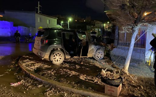 Un conductor recibió 2 disparos y colisionó contra una vivienda