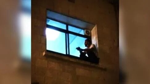 Trepó hasta la ventana del hospital para ver a su mamá antes de que muera por coronavirus