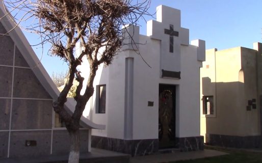 Lo atraparon queriendo robar en un panteón del cementerio