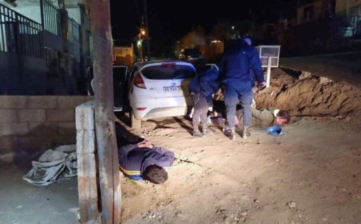 Escaparon de la policía y embistieron un móvil