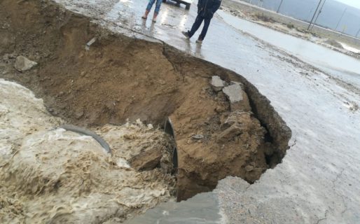 La lluvia se lleva puesto otra vez el puente de la entrada a Los Arenales
