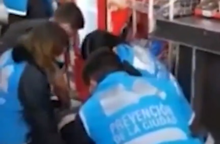 El dramático momento en el que, con RCP, le salvaron la vida a una mujer en un supermercado