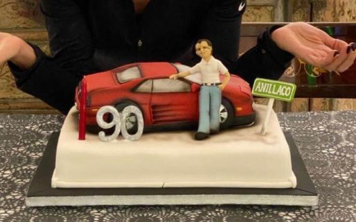 Carlos Menem: la curiosa torta fierrera de su cumpleaños 90 y el recuerdo de la polémica Ferrari 348tb
