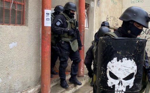 Investigan a policía por usar símbolo de «El Vengador»