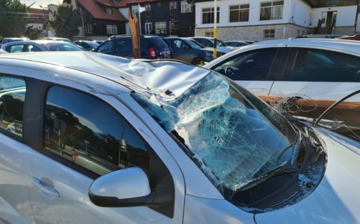 Un camión derribó tres postes que cayeron sobre autos estacionados