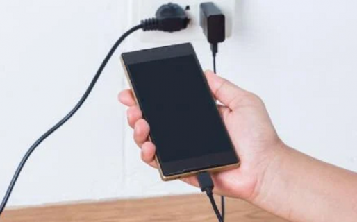 Murió un nene de 11 años tras recibir una descarga eléctrica mientras jugaba con un celular