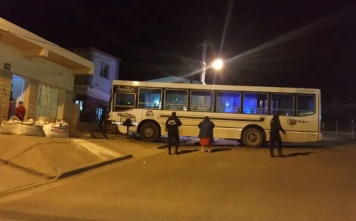 Colectivo se estrelló contra una casa del barrio Máximo Abásolo