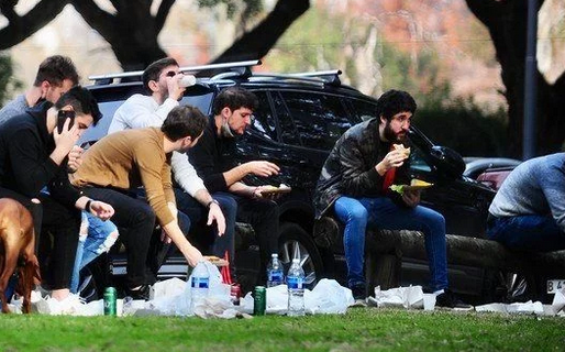 Para la OMS el «mayor foco de contagio» son los jóvenes menores de 40 años