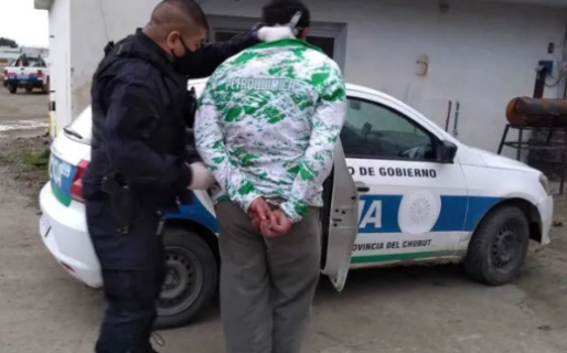 Golpeó a un policia, huyó y fue detenido a 18 cuadras luego de una persecución