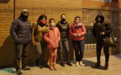 Acusan a mujer de un oficial de Policía por haber estafado a 500 personas con el “cuento del tío”