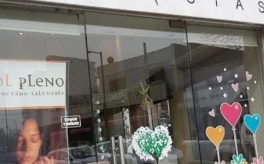 Un estilista acusado de abusar de cinco nenas reabrió su peluquería y hubo una protesta en su contra