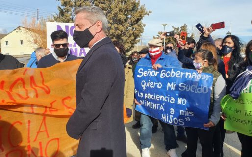 Estatales de Río Mayo y Sarmiento recibieron al Gobernador con protestas