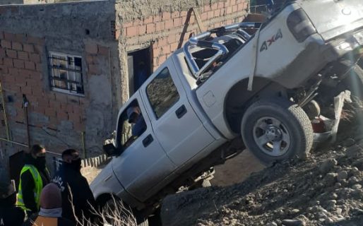 Desbarrancó una camioneta en el barrio La Floresta