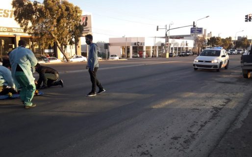 Policía grave tras caer de la caja de una camioneta