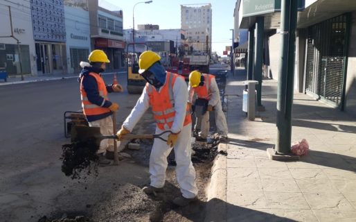 Realizan tareas de bacheo sobre calle San Martín