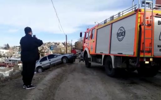 Un auto desbarrancó contra una casa