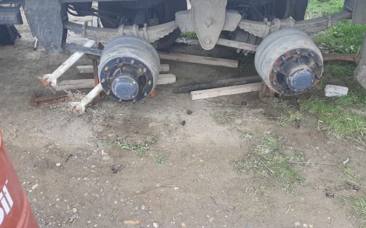 Un joven intentó robar las ruedas de un camión pero terminó detenido