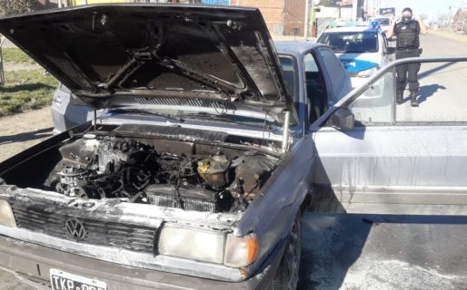 Bomberos y vecinos apagaron un principio de incendio de un auto