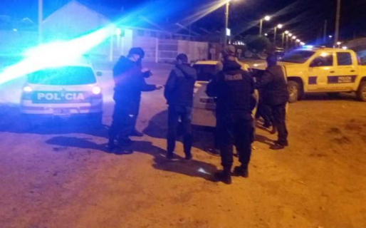 Rompió la óptica de un patrullero de un piedrazo