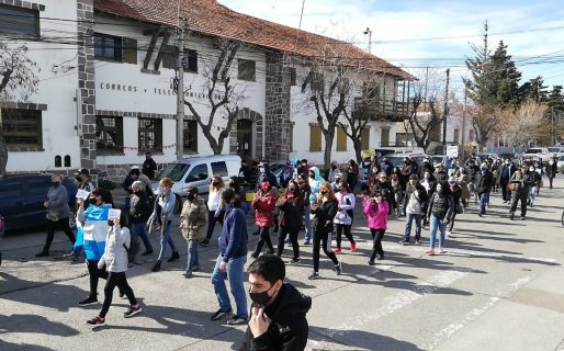Manifestación frente a Casa de Gobierno: Empleados estatales autoconvocados pidieron la renuncia de Arcioni