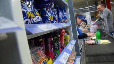Prohiben le exhibición de alimentos calóricos en la línea de caja de supermercados