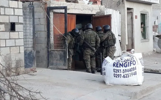 Allanaron dos viviendas por un joven apuñalado: secuestraron armas, drogas y dinero