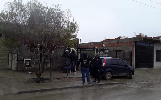 Allanaron seis viviendas en el barrio Abel Amaya por una denuncia de abuso de armas