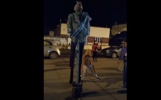 Jubilados de Esquel quemaron un muñeco con la cara de Arcioni