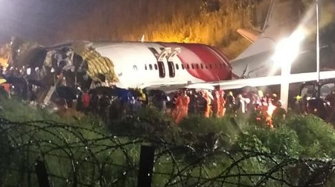 Las impactantes imágenes del avión que se salió de la pista y se partió en dos en la India
