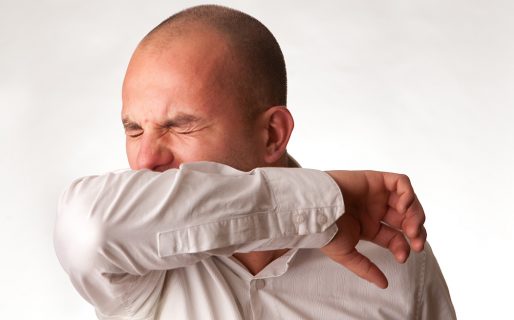 Considerarán casos positivos sin necesidad de hisopado a los convivientes de infectados que presenten síntomas