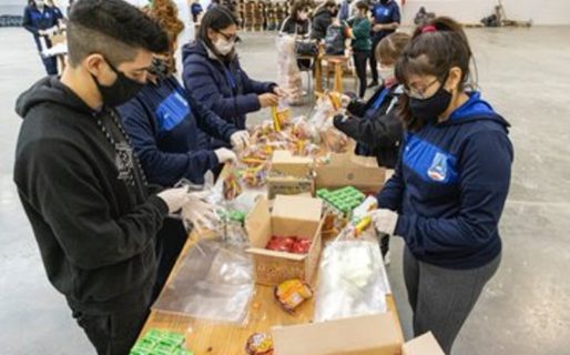 El Municipio junto a Organizaciones y Uniones Vecinales confeccionó bolsitas de golosinas para repartir