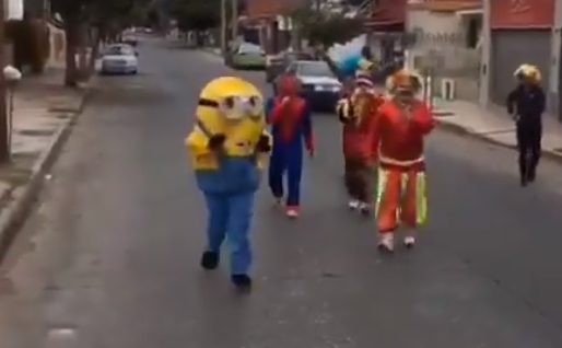 Cuatro payasos, un minion y Spiderman ayudaron a arrancar un auto