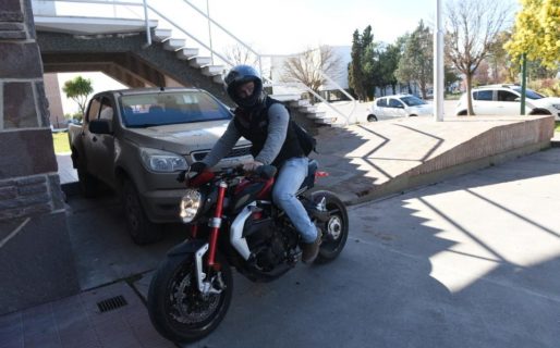 Massoni, de la Casa de Gobierno a la Jefatura de Policía, a bordo de una moto de lujo