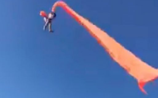Por el viento, un barrilete gigante arrastró por los aires a una nena