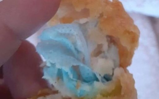 Una nena de 6 años casi se asfixia por comer un nugget de pollo que tenía un barbijo adentro