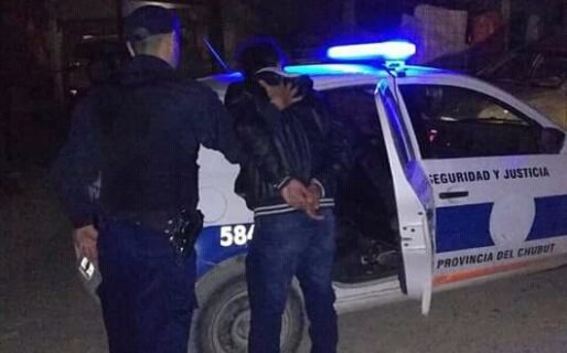 Detuvieron a un joven y a un menor de edad por forzar las rejas de un gimnasio