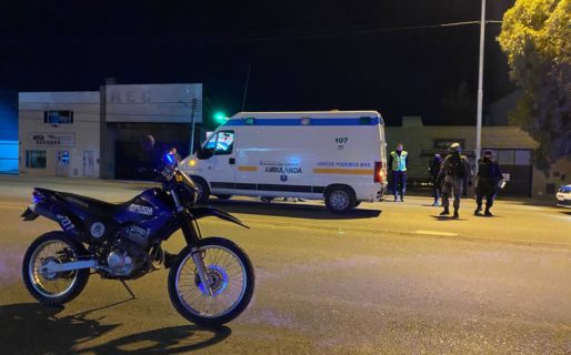 Bebió alcohol, convulsionó, se tiró del vehículo que lo trasladaba al hospital y le pegó a un policía