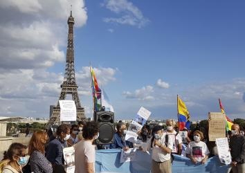 Hubo una marcha de argentinos en París contra la visita de Mauricio Macri