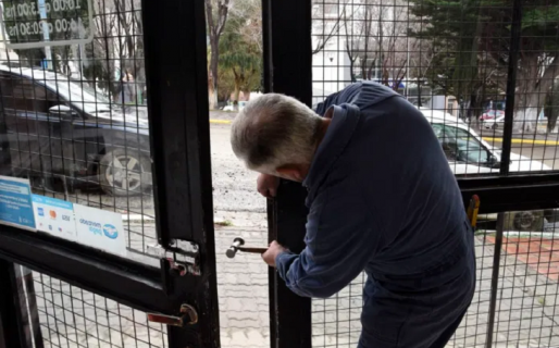 Barretearon la puerta de comercio céntrico y robaron casi 500 mil pesos en mercadería